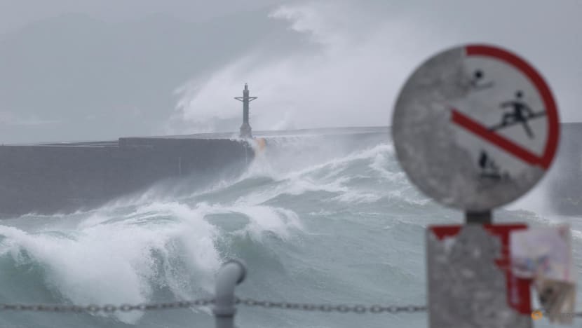 Typhoon Gaemi barrels through Taiwan, killing two, heads to Chinese coast